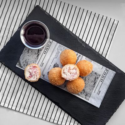 Сырные шарики с беконом в Craft bar moon по цене 390 ₽