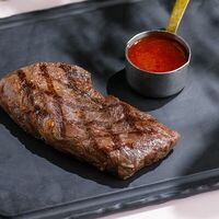 Стейк из говяжьего костреца в Двор Помидор