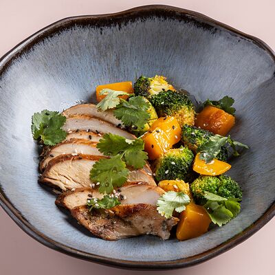 Куриное филе с брокколи и манго в Avgust13 по цене 1090 ₽