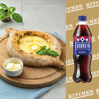 Хачапури по-аджарски и Evervess Кола в Кафе-бар Kitchen