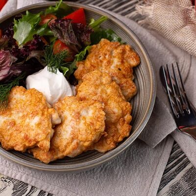 Оладьи из индейки с салатным миксом в Линдфорс по цене 945 ₽