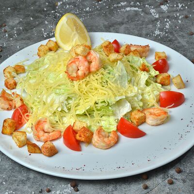 Салат Цезарь с креветками в Шашлычный дворик по цене 660 ₽