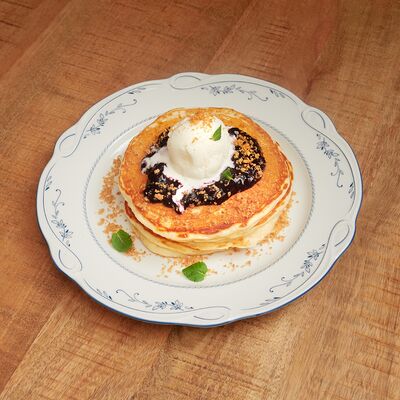 Панкейки с ягодным соусом и сметаной в Кофейня Горошек по цене 620 ₽