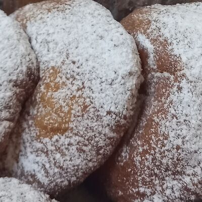 Пончик с малиновой начинкой и сахарной пудрой в Пончиковая по цене 145 ₽