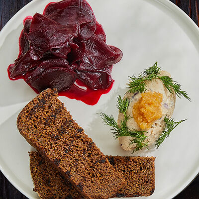 Форшмак с щучьей икрой, свеклой и бородинским хлебом в Банщики по цене 640 ₽