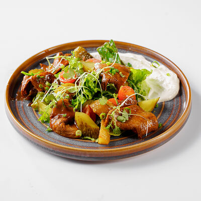 Д Теплый салат с говяжьим языком и сыром фета (с) в Цех этого города по цене 587 ₽