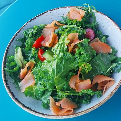 Зелёный салат с лососем в Полианто по цене 500