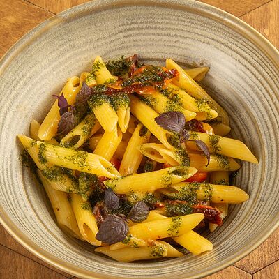 Пенне с соусом песто и вялеными томатами в Ботаника по цене 540