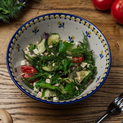 Салат из свежих овощей с тофу и соусом мцвенаули в Ресторан-сыроварня Брынза по цене 490