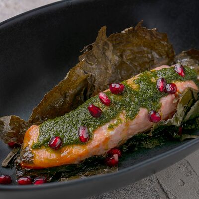 Дальневосточный лосось с виноградными листьями в ODA по цене 1935 ₽