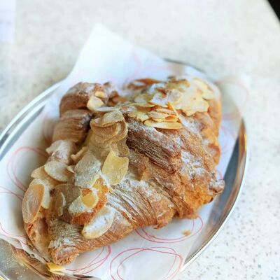 Круассан миндальный в Пекарня Буханка по цене 265 ₽