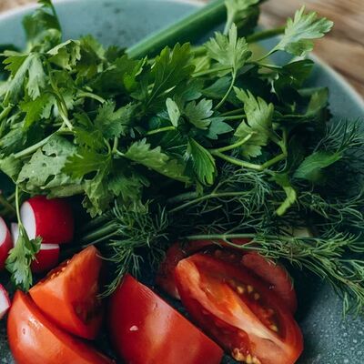 Тарелка сезонных овощей и зелени в Мацони по цене 550