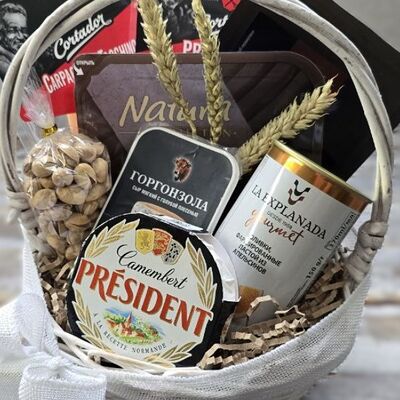 Подарочный набор с продуктами в корзине в Buketonline - Съедобные букеты и клубника в шоколаде по цене 7150 ₽