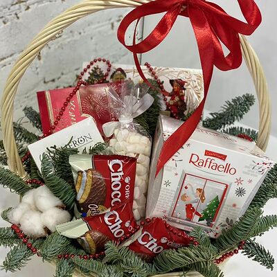 Новогодняя подарочная корзина №12 в Buketonline - Съедобные букеты и клубника в шоколаде по цене 7260 ₽