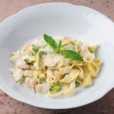 Паста с курицей, брокколи и голубым сыром в Chento по цене 570 ₽