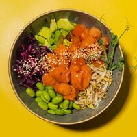 Поке с сёмгой и овощами в WOWA лапша и кое-что ещё