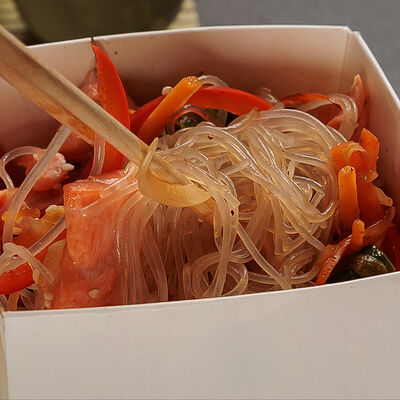 Лапша фунчоза с курицей в Суши Max по цене 469 ₽