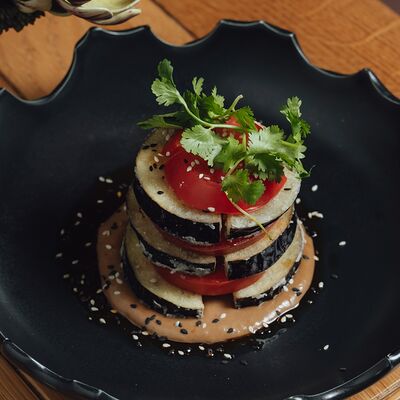 Хрустящие баклажаны с томатами в Avenue 55 по цене 460 ₽