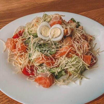 Цезарь с семгой шеф-посола в Соль & Перец по цене 617 ₽