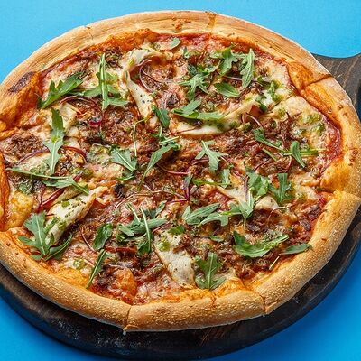 Пицца с рваной говядиной и цыпленком гриль в Перчини на огне по цене 540