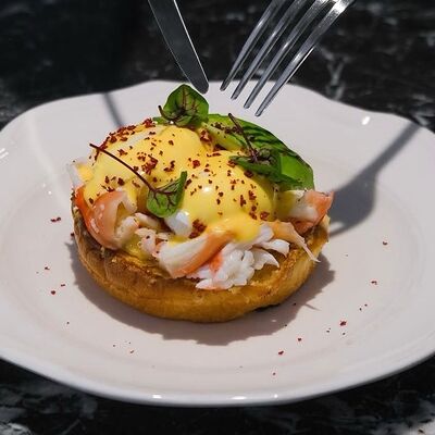 Бриошь, пашот, авокадо, краб в Bisou Bisou Bistro по цене 1100 ₽