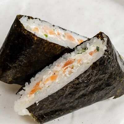 Онигири с креветкой в Аками рамен по цене 290 ₽