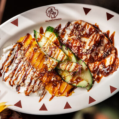 Салат с угрем и страчателлой в ЮжанеГорожане по цене 918 ₽