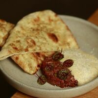 Тартар из мраморной говядины с фокаччей из печив Vivezza