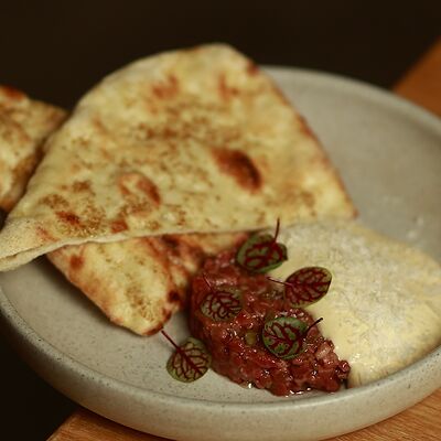 Тартар из мраморной говядины с фокаччей из печив Vivezza по цене 1090 ₽