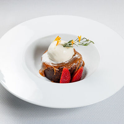 Рождественский брауни с солёной карамелью (без мороженого) в Sabor de la Vida по цене 600 ₽