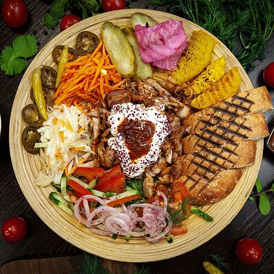 Шаверма на тарелке из мяса куриного бедра в Doner House №1 по цене 400 ₽