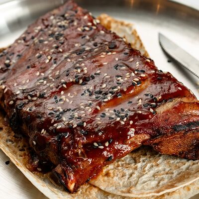 Ребра свиные в соусе BBQ на углях в CASPARY BRAU по цене 990 ₽