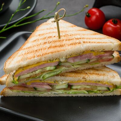 Сэндвич с ветчиной в Рыба закусывала по цене 469 ₽