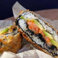 Суши-бургер с лососем в Deep Tasty