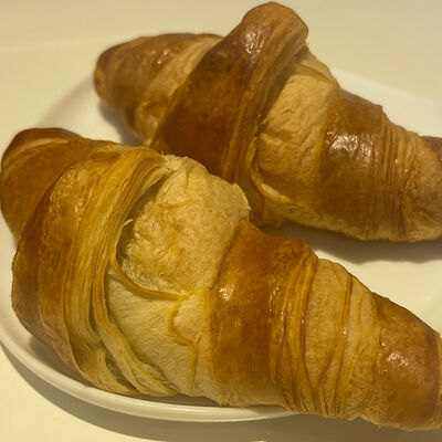 Круассан классический на сливочном масле в The trish по цене 165 ₽