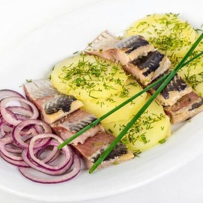 Сельдь с картофелем и маринованным луком в Заречный по цене 490 ₽