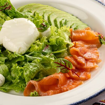 Салат с семгой собственного посола в Три лося по цене 850 ₽