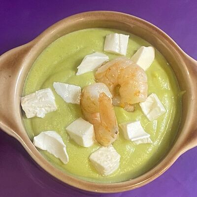Крем-суп из брокколи с фетой и креветкой в Loft Cafe по цене 420 ₽