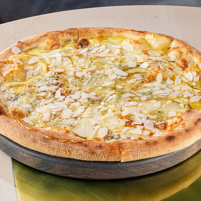 Пицца с грушей и сыром горгонзола в Муссоны по цене 1100 ₽