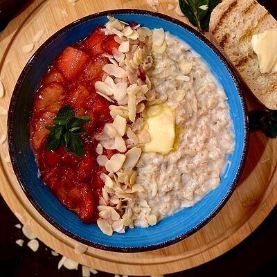 Овсяная каша с клубникой, ванилью и миндальными хлопьями в Вкус кофе по цене 310 ₽