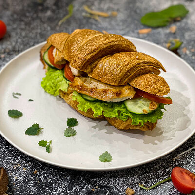 Круассан с курицей в Cake bakery по цене 615 ₽