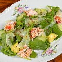 Большой зеленый салат с крабом в Nomad