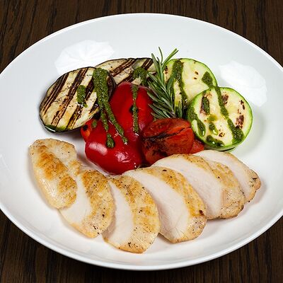 Куриная грудка с овощами гриль в Семейные традиции по цене 790 ₽