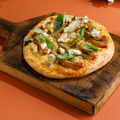 Хачапури с грушей, горгонзолой и грецким орехом в Двор Помидор по цене 670