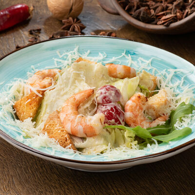 Салат Цезарь с креветками в Соседи Home Cafe по цене 670 ₽