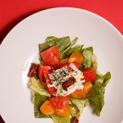 Салат с тремя видами томатов и страчателлой в Итальянка по цене 530 ₽