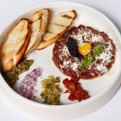 Тартар из говядины с вялеными томатами и черной икрой в Уголь по цене 830 ₽