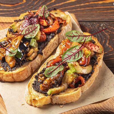 Брускетты с овощами гриль и пастой из маслин в Седло по цене 425 ₽