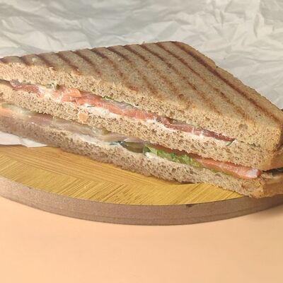 Сэндвич с лососем в Пряно-Румяно по цене 259 ₽