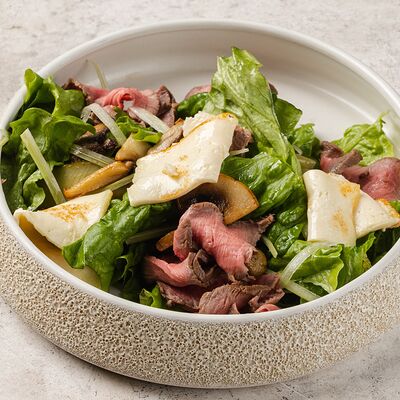 Салат с ростбифом и жареным сыром в Ресторан Европа по цене 690 ₽